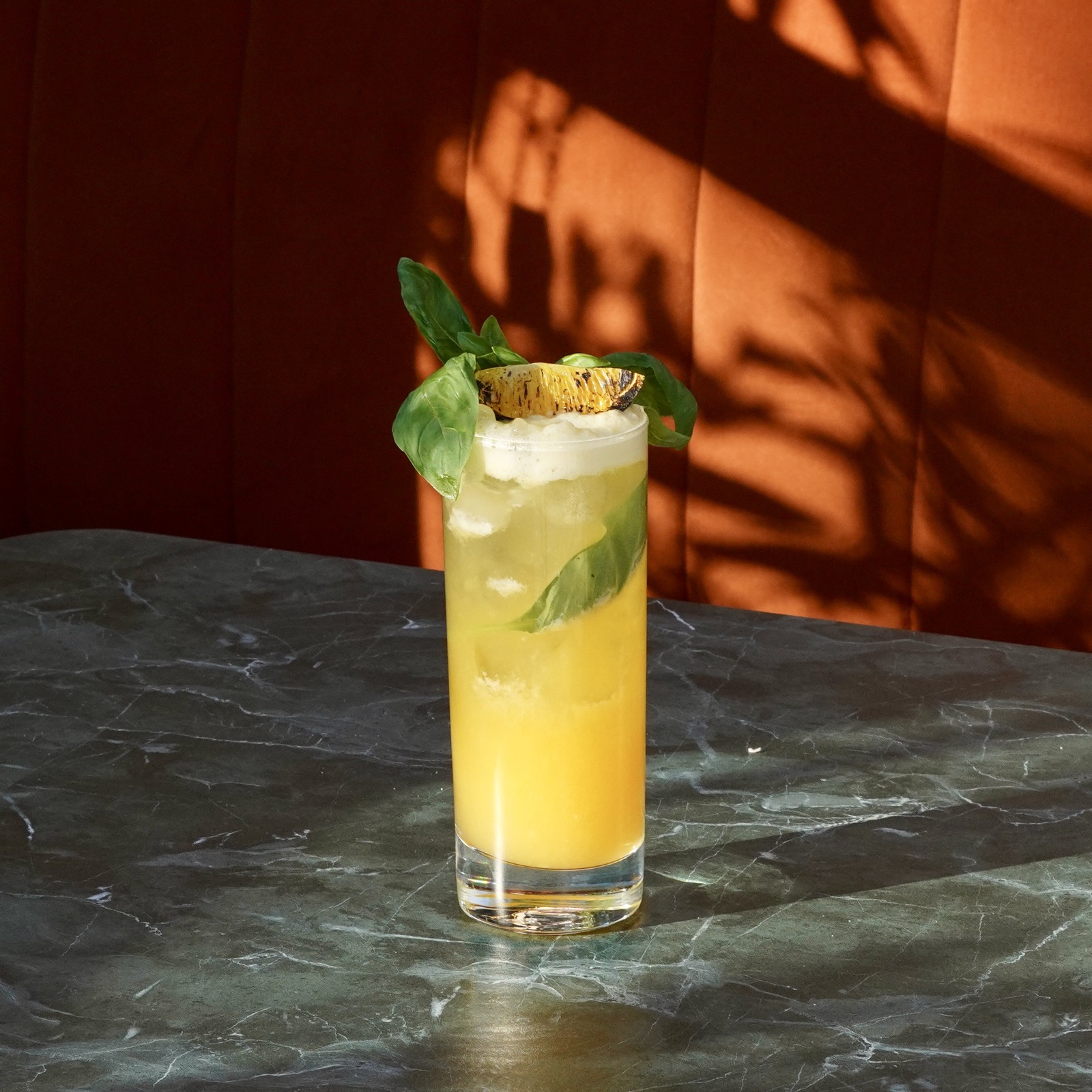 Mojito à la menthe, verre long sur table de marbre