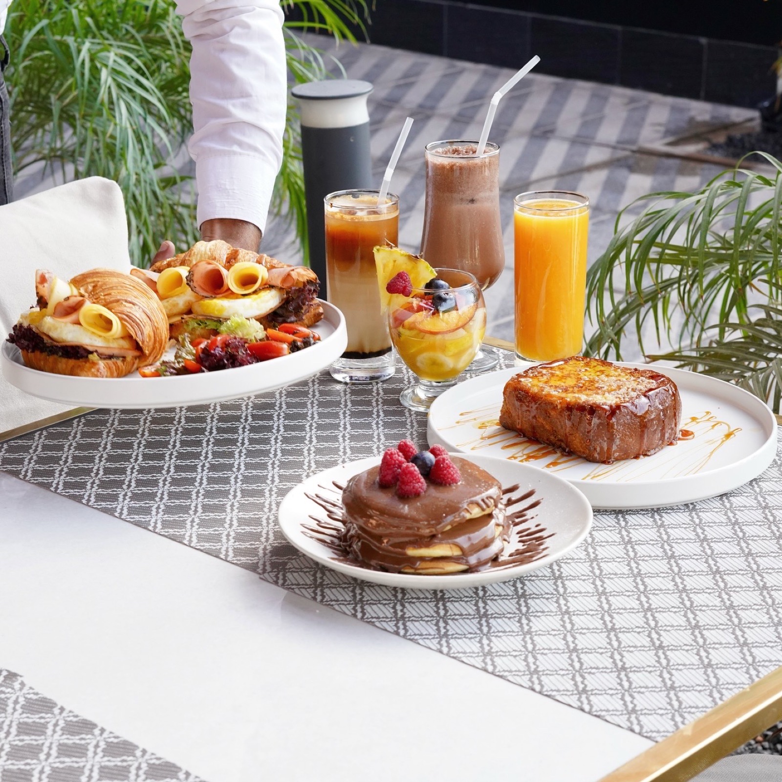 Pancakes, brioche dorée, iced coffee et jus
